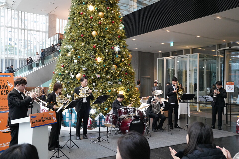 미래에셋증권이 7일 서울 중구 을지로에 있는 미래에셋센터원빌딩 1층 로비에서 런치콘서트를 열었다. 사진=미래에셋증권