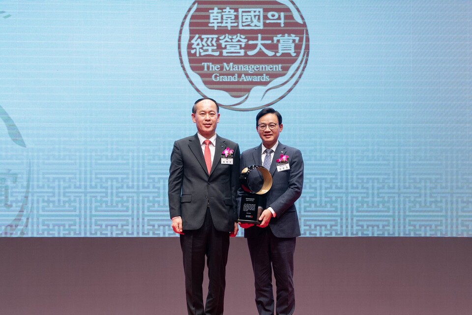 5일 서울 중구 신라호텔에서 (왼쪽부터) 최권석  한국능률협회 부회장과 강정훈 DGB금융지주 ESG전략경영연구소장이 기념 촬영하는 모습. 사진=DGB금융그룹