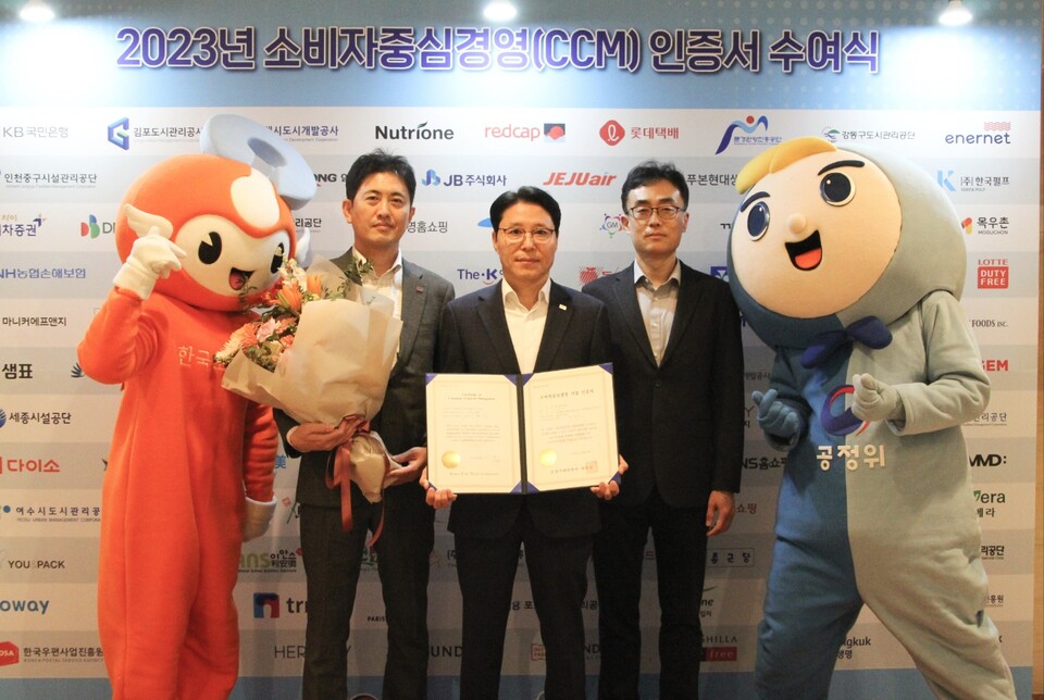 오세일 흥국생명 소비자보호실장(가운데)과 임직원이 지난 8일 서울 송파구 롯데호텔에서 진행한 ‘2023년 소비자중심경영 인증 수여식’에서 기념촬영을 하고 있다. 사진=흥국생명