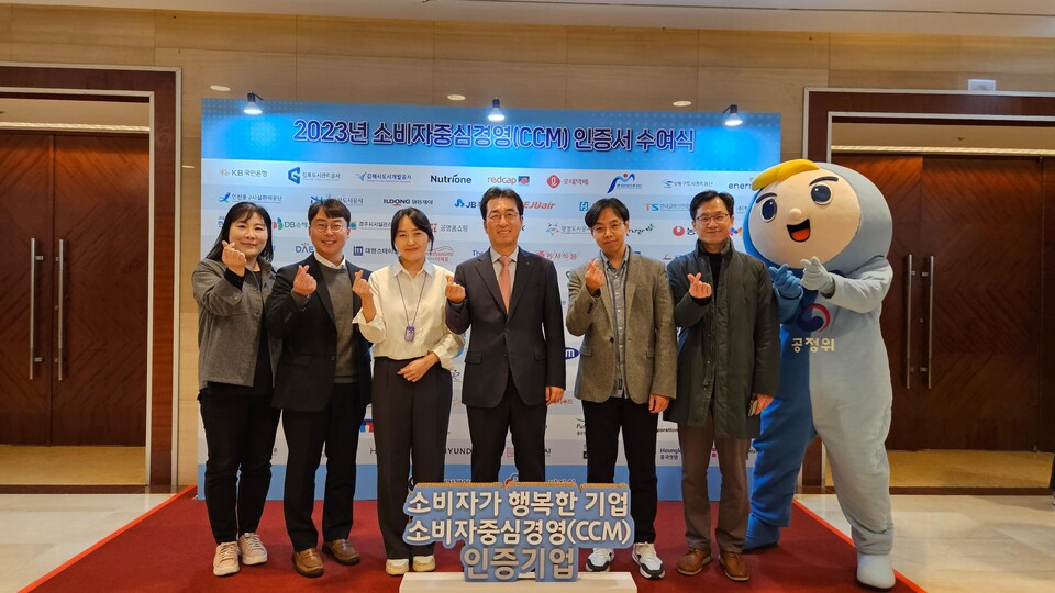 지난 8일 서울 송파구 롯데호텔월드에서 열린 ‘2023년 하반기 소비자중심경영 인증서 수여식’에서 허도일 소비자보호총괄 상무(왼쪽에서 네 번째)와 임직원들이 기념촬영을 하고 있다. 사진=신한라이프