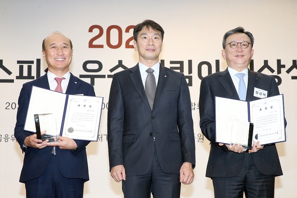 11일 서울시 중구 은행연합회에서 진행된 ‘2023 보이스피싱 우수 지킴이 시상식’에서 이복현 금융감독원 원장(가운데)과 정상혁 신한은행 은행장(오른쪽)이 기념촬영 하는 모습. 사진=신한은행