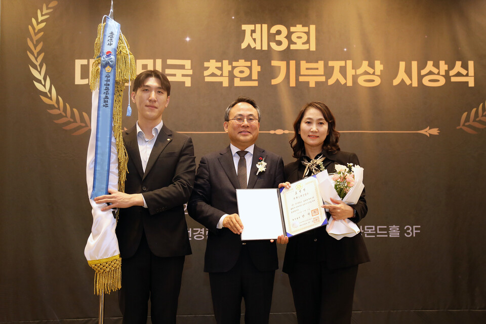 문수진 한화손해보험 고객서비스실 상무(오른쪽)가 국무총리상을 수상하고 고기동 행정안전부 차관(가운데)과 기념촬영을 하고 있다. 사진=한화손해보험