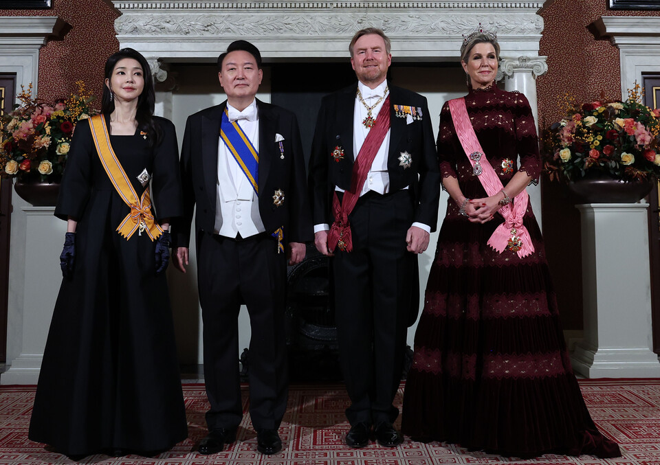 윤석열 대통령과 부인 김건희 여사가 12일(현지시간) 네덜란드 암스테르담 왕궁에서 열린 국빈 만찬에 앞서 빌럼-알렉산더르 네덜란드 국왕, 막시마 왕비와 기념 촬영을 하고 있다. 사진=연합뉴스