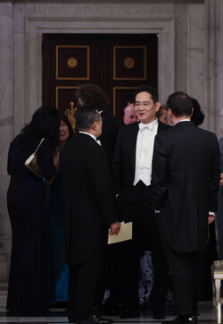 이재용 삼성전자 회장, 최태원 SK 회장(오른쪽), 구자열 한국무역협회장(왼쪽)이 12일(현지시간) 암스테르담 왕궁에서 열린 윤석열 대통령 내외 네덜란드 국빈 방문 만찬에 참석해 대화하고 있다. 사진=연합뉴스