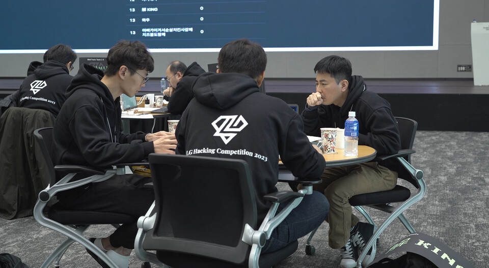 서울 강서구 LG사이언스파크에서 열린 사내 해킹대회 'LG 해킹대회 2023' 본선에서 참가자들이 과제를 수행하고 있다. 사진=연합뉴스