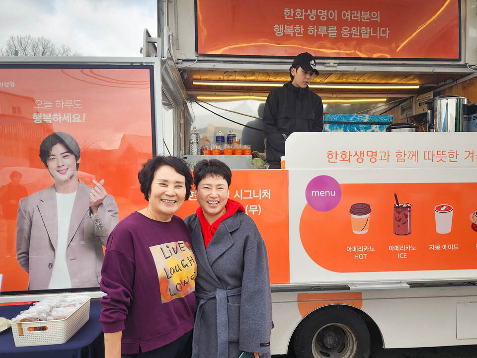 한화생명금융서비스 의정부지역단 고객사 예섬에서 이기자 대표(왼쪽)와 김옥주 FP명예이사가 활짝 웃으며 기념촬영을 하고 있다. 사진=한화생명