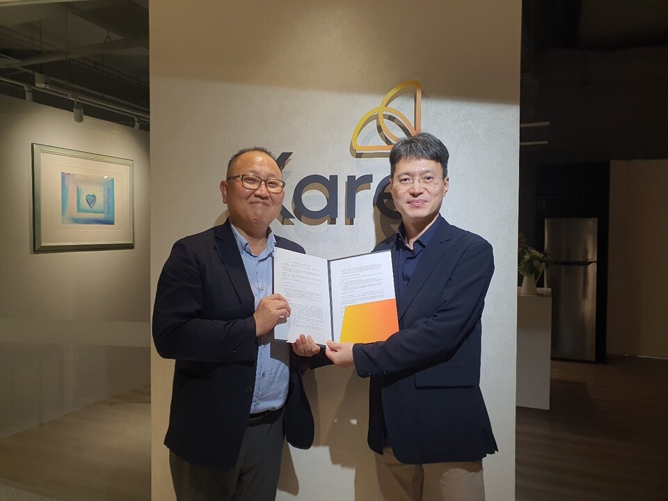 김용훈 옴니씨앤에스 대표이사(왼쪽)와 이광무 아이케어 대표이사가 업무협약 체결 후 기념사진을 촬영하고 있다. 사진=옴니씨앤에스