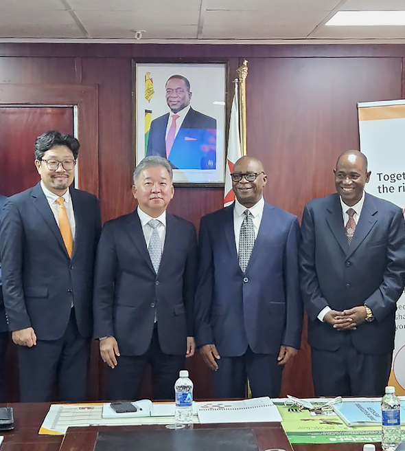 (왼쪽부터)김승일 지더블유바이텍 부사장, 안재형 부회장, 더글라스 몸베쇼라 짐바브웨 보건부 장관, 고노 티디홀딩스 회장이 기념촬영을 하고 있다. 사진=지더블유바이텍