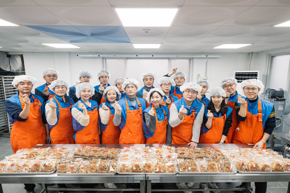 지난 19일 서울시 남영동 대한적십자회 용산빵나눔터에서 ‘사랑의 빵만들기’ 봉사활동 후 구도현 신한라이프 자산운용그룹 그룹장(앞줄 가운데)과 임직원들이 기념 촬영을 하고 있다. 사진=신한라이프