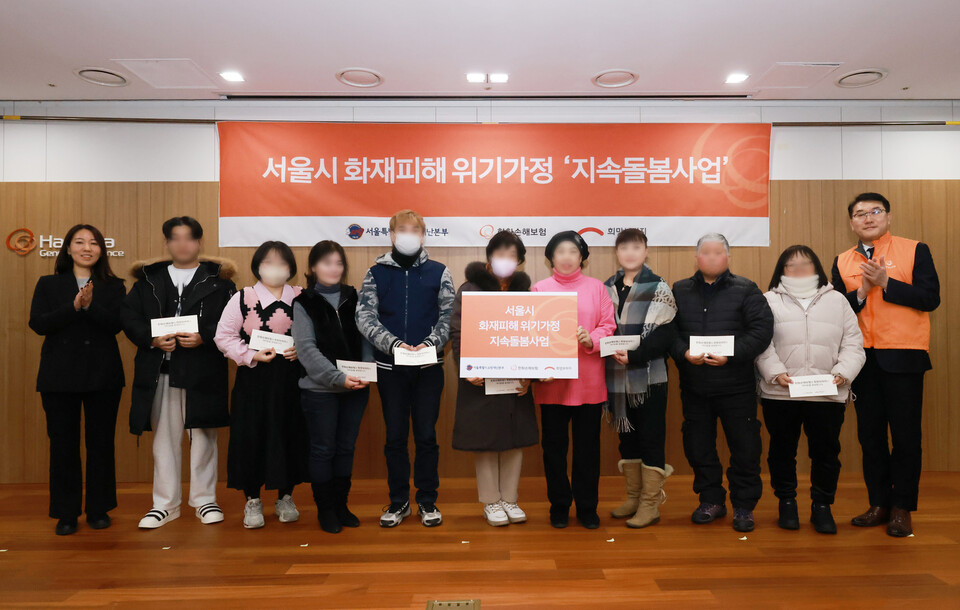 신동우 한화손해보험 강남GA사업단장(오른쪽)과 김미강 전국재해구호협회 팀장(왼쪽)이 화재피해가정에 격려금을 전달했다. 사진=한화손해보험