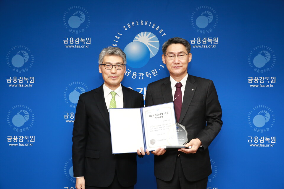 이준수 금융감독원 은행중소서민금융담당 부원장(왼쪽)과 최영식 농협은행 여신심사부문 부행장이 28일 금융감독원에서 열린 2023년 포용금융 유공기관 시상식에 참석해 기념 사진 촬영에 임하고 있다. 사진=NH농협은행