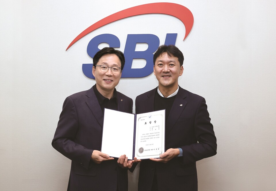 경규상 SBI저축은행 신용관리본부 본부장(왼쪽)과 김호중 SBI저축은행 콜렉션운영 2팀 팀장이  금감원 표창을 수상한 뒤 기념사진을 촬영하고 있다. 사진=SBI저축은행
