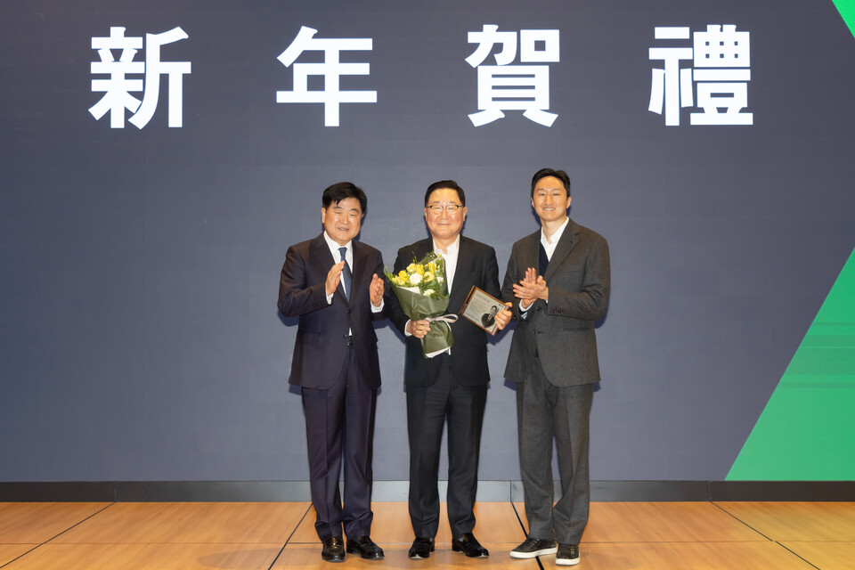 HD현대가 2일 신년 하례식에서 'HD현대 경영인상' 시상식을 개최했다. 왼쪽부터 권오갑 HD현대 회장, 조석 HD현대일렉트릭 사장, 정기선 HD현대 부회장. 사진=HD현대