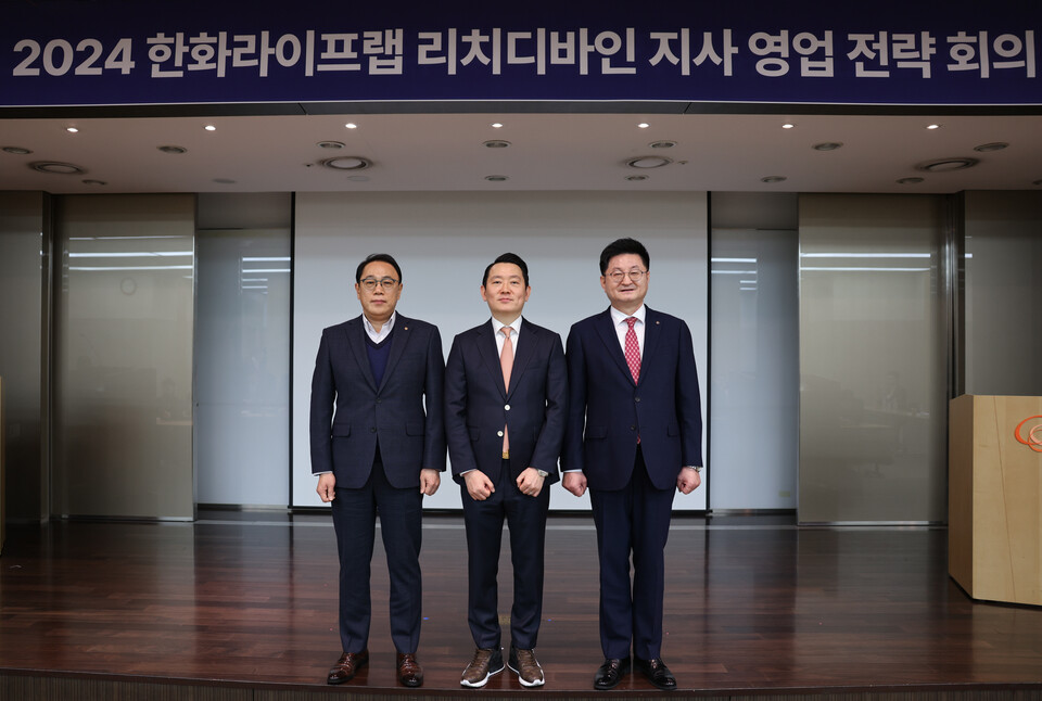 왼쪽부터 신충호 한화생명 보험영업 부문장, 여종주 리치디바인 대표, 고병구 한화라이프랩 대표이사. 사진=한화라이프랩