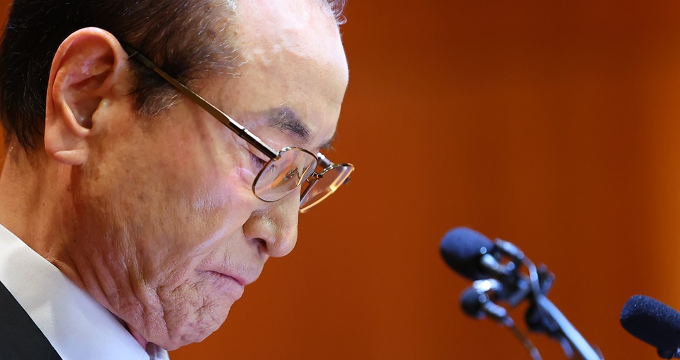 9일 오전 태영그룹 윤세영 창업회장이 서울시 영등포구 태영건설 본사에서 열린 워크아웃 관련 추가 자구안 발표 기자회견에서 입장문을 발표하고 있다. 사진=연합뉴스