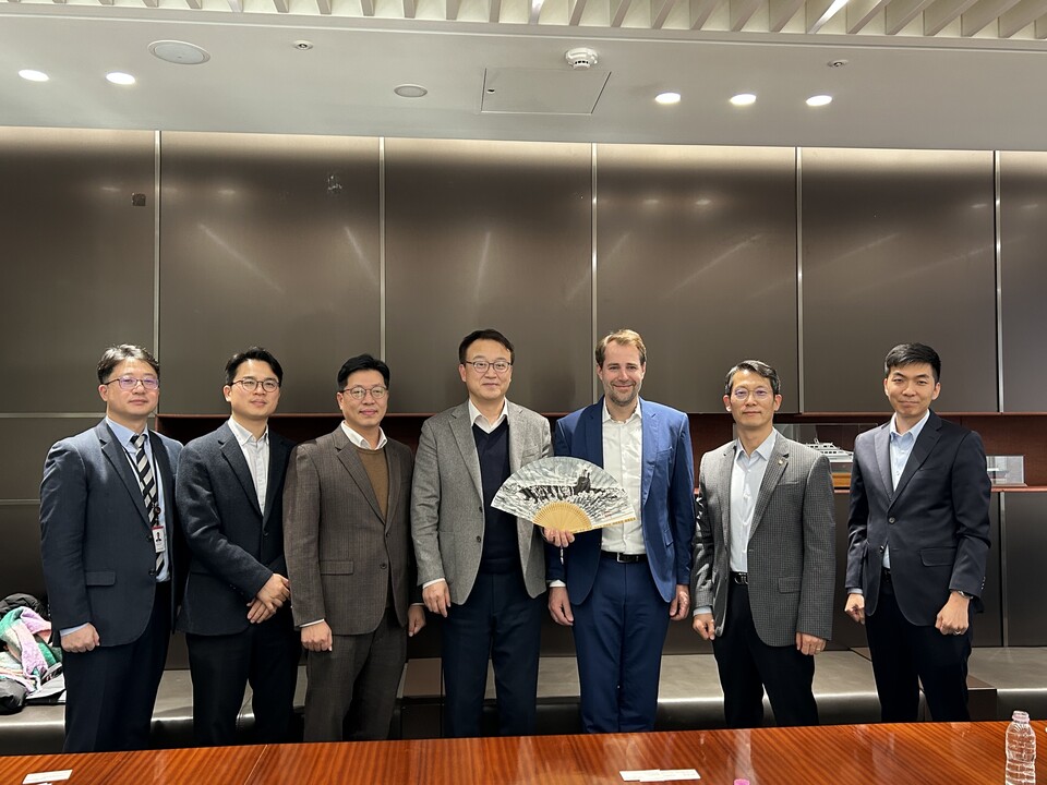 이용욱 한화오션 특수선사업부장(왼쪽 네번째)와 벨라 티데 독일 가블러社 CEO(왼쪽 다섯번째) 등 양사 관계자들이 잠수함 양강마스트 분야 유지∙보수∙정비 사업 상생협력 강화를 위해 협의하고 기술협약을 체결했다. 사진=한화오션