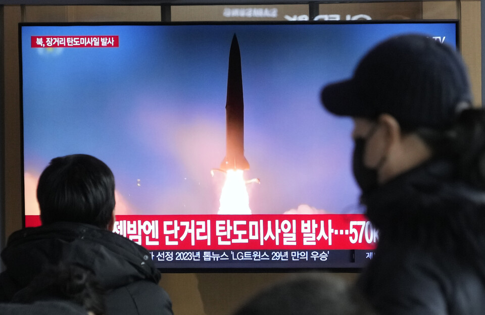 북한이 동해상으로 탄도미사일을 발사한 12월 18일 오전 서울역에서 시민들이 관련 뉴스 보도를 보고 있다. 북한은 전날에도 동해상으로 단거리 탄도미사일 1발을 발사했다. 사진=연합뉴스/AP