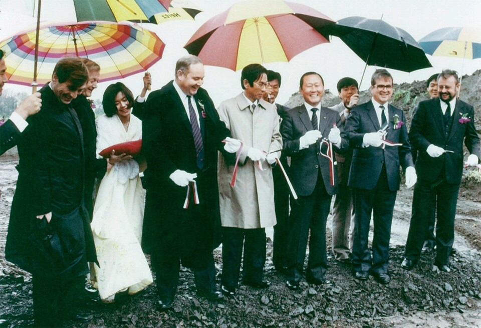 1986년 독일 GSE사 합작 공장 기공식에 참석한 구자학 선대회장. 사진=아워홈