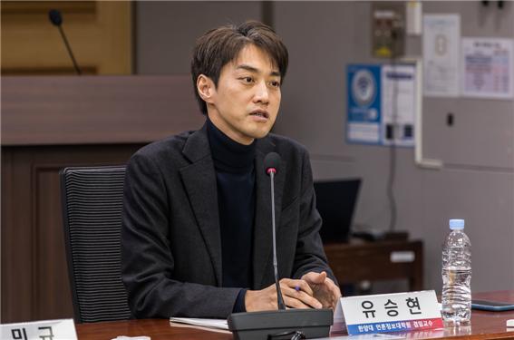 발제에 나선 유승현 한양대 교수가 15일 열린 카카오 다음의 검색서비스 개편 관련 정책토론회에서 발제를 하고 있다. 사진=한국디지털신문협회