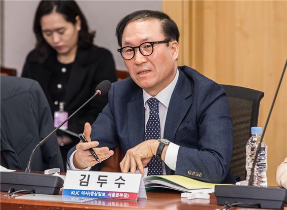 김두수 한국지역언론인클럽 이사가 15일 열린 카카오 다음의 검색서비스 개편 관련 정책토론회에서 토론을 하고 있다(경상일보 서울본부장). 사진=한국디지털신문협회