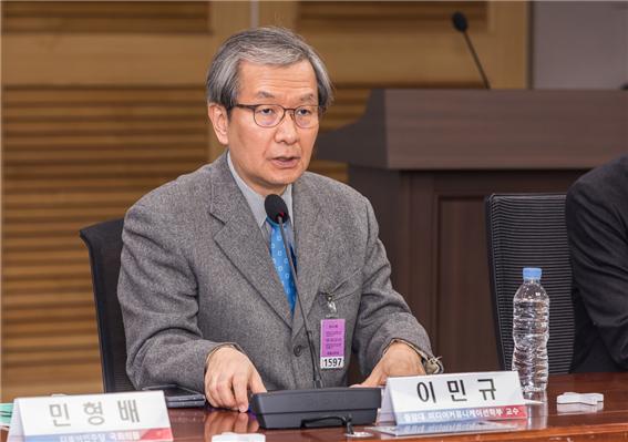 카카오 다음의 검색서비스 개편 관련 정책토론회 좌장을 맡은 이민규 중앙대 미디어커뮤니케이션학부 교수가 15일 토론회 개최 이유를 설명하고 있다. 사진=한국디지털신문협회