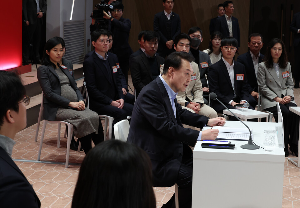 윤석열 대통령이 17일 서울 여의도 한국거래소에서 열린 '국민과 함께하는 민생토론회 - 네번째, 상생의 금융, 기회의 사다리 확대'에서 발언하고 있다. 사진=연합뉴스