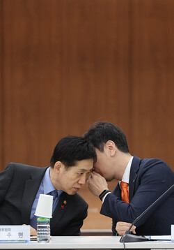 15일 오전 서울 중구 은행회관에서 열린 '서민·소상공인 신용회복지원을 위한 금융권 협약식'에서 김주현 금융위원장과 이복현 금융감독원장이 대화하고 있다. 사진=연합뉴스