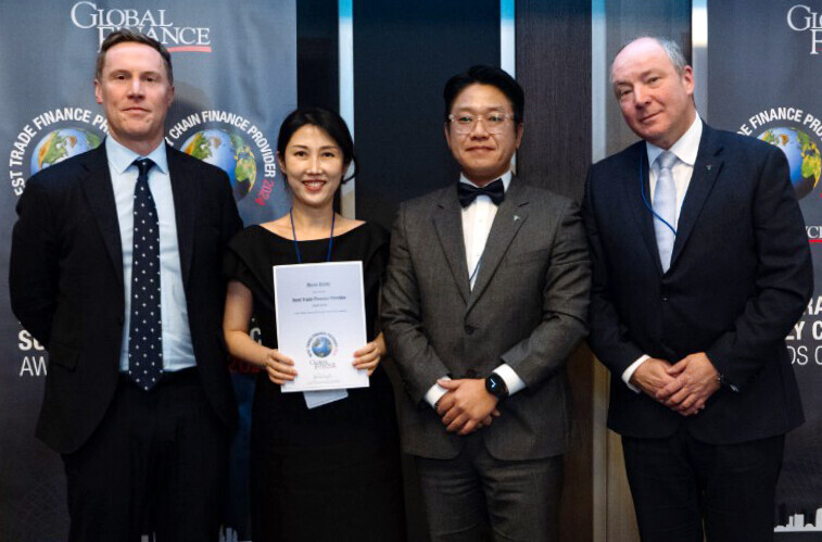 하나은행은 지난 17일(현지 시각) 글로벌 금융ㆍ경제 전문지 '글로벌파이낸스'가 선정하는 '2024 대한민국 최우수 무역금융 은행상(Best Trade Finance Provider in Korea 2024)'을 수상했다. 시상식에 참석한 알렉산더 프라이 독일KEB하나은행 이사(오른쪽 첫번째)와 하나은행 직원들이 리차드 숄츠 글로벌파이낸스지 전무(왼쪽 첫번째)와 기념 촬영을 하고 있다.사진=하나은행