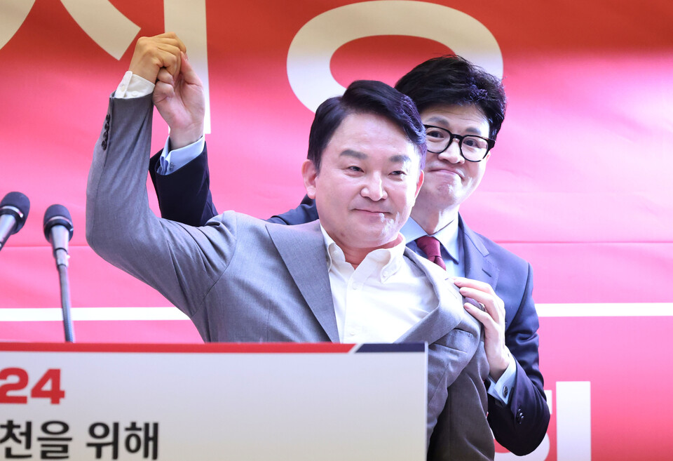 지난 16일 국민의힘 인천시당 신년인사회에서 총선 승리 다짐하는 한동훈 국민의힘 비상대책위원장과 원희룡 전 국토교통부 장관. 사진=연합뉴스