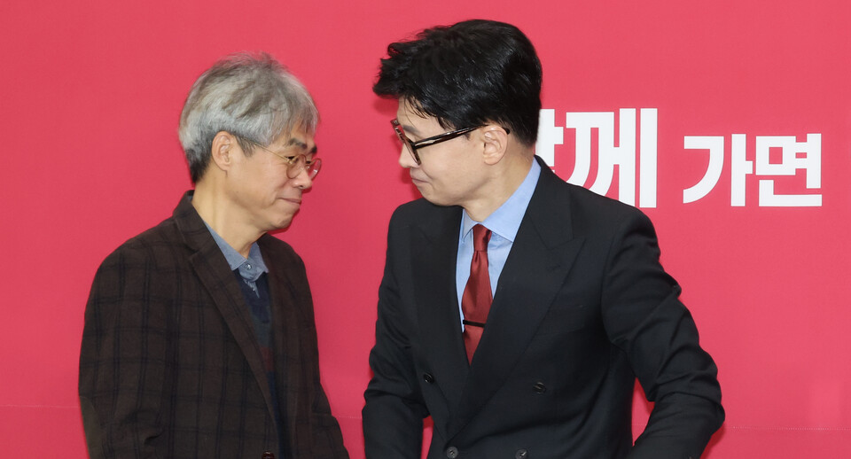 한동훈 국민의힘 비상대책위원장이 지난 18일 국회에서 열린 비대위 회의에 참석하고 있다. 오른쪽은 김경율 위원. 사진=연합뉴스