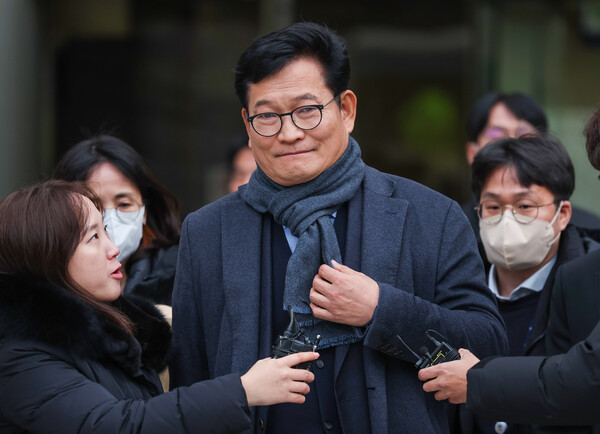 송영길 전 더불어민주당 대표가 지난해 12월 서울 서초구 서울중앙지방법원에서 열린 구속 전 피의자심문(영장실질심사)을 마치고 법원을 나서고 있다. 사진=연합뉴스