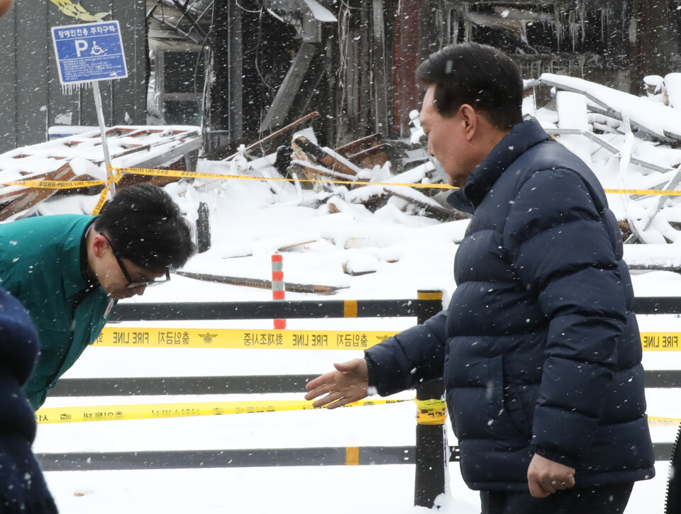 국민의힘 한동훈 비상대책위원장이 23일 충남 서천군 서천읍 서천특화시장 화재 현장에서 윤석열 대통령을 만나 허리숙여 인사하고 있다. 사진=연합뉴스