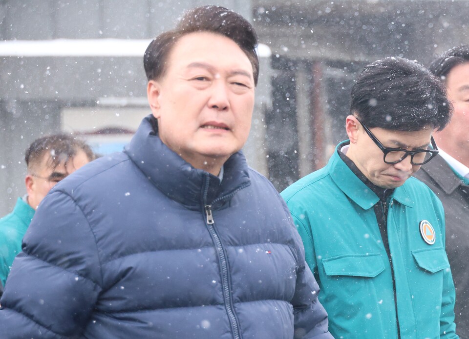 23일 오후 충남 서천군 서천읍 불이 난 서천특화시장을 찾은 윤석열 대통령과 국민의힘 한동훈 비대위원장이 시장을 둘러보고 있다. 사진=연합뉴스