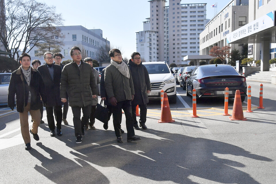 23일 ‘카카오 뉴스 검색서비스 차별 중지' 가처분 심문 참석을 위해 인터넷신문 관계자들이 수원지법 성남지원에 들어오고 있다. 사진=한국인터넷신문협회