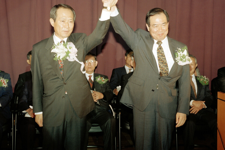 박성용 명예회장(오른쪽)이 지난 1996년 4월 서울 중구 회현동 금호그룹 본사에서 열린 창업 50주년 기념식에서 장제 박정구 신임회장(왼쪽)과 손을 맞잡아 높이 들며 새 출발을 자축하고 있다. 사진=연합뉴스