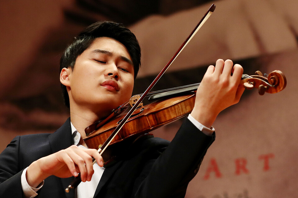 바이올리니스트 양인모가 지난 2018년 1월 서울 종로구 금호아트홀에서 열린 기자간담회에서 연주를 선보이고 있다. 2008년 금호영재콘서트로 데뷔한 양인모는 10년 만에 상주음악가로 돌아와 파가니니 카프리스 독주와 바이올린과 클라리넷, 피아노 삼중주 등의 프로그램으로 구성된 총 5번의 연주회를 가졌다. 사진=연합뉴스