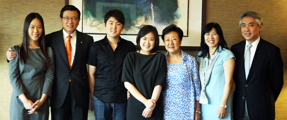 박삼구 금호아시아나문화재단 이사장이 지난 2011년 7월 서울 중구 소공동 롯데호텔에서 제14회 차이콥스키국제음악콩쿠르에서 입상한 금호영재 출신 연주자들을 축하하는 행사를 열고 있다. 피아노 부문 2위 손열음(왼쪽부터), 박삼구 이사장, 피아노 부문 3위 조성진, 바이올린 부문 3위 이지혜 등. 사진=금호아시아나그룹