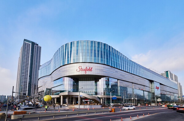 ‘유통업계 라이벌’ 롯데와 신세계가 경기 남부의 주요 유통거점으로 떠오른 경기도 수원시에서 한판 승부를 펼친다. 사진은 오는 26일 오픈하는 신세계의 스타필드 수원. 사진=신세계프라퍼티