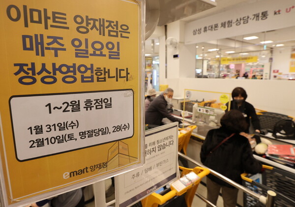 오프라인 유통업계와 관련된 주가가 급등했다. 사진은 지난 28일 서울 서초구의 한 대형마트에서 시민들이 장을 보는 모습. 사진=연합뉴스.