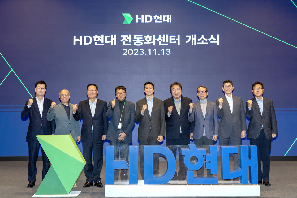 HD현대가 경기도 성남시 HD현대 글로벌R&D센터(GRC)에서 ‘전동화센터’ 개소식을 가졌다. 오른쪽 다섯 번째부터 왼쪽으로 정기선 HD현대 부회장, 설승기 전동화센터 기술자문위원. 사진=HD현대