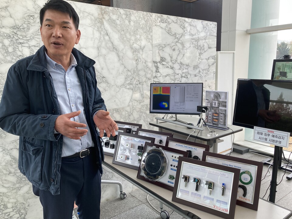 남용현 트루윈 대표가 대전시에 있는 본사 1층에서 직접 개발한 센서에 대해 설명하고 있다. 사진=한경석 기자