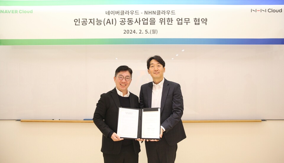 왼쪽부터 김동훈 NHN클라우드 대표와 김유원 네이버클라우드 대표가 협약식에서 기념촬영을 하고 있다. 사진=NHN