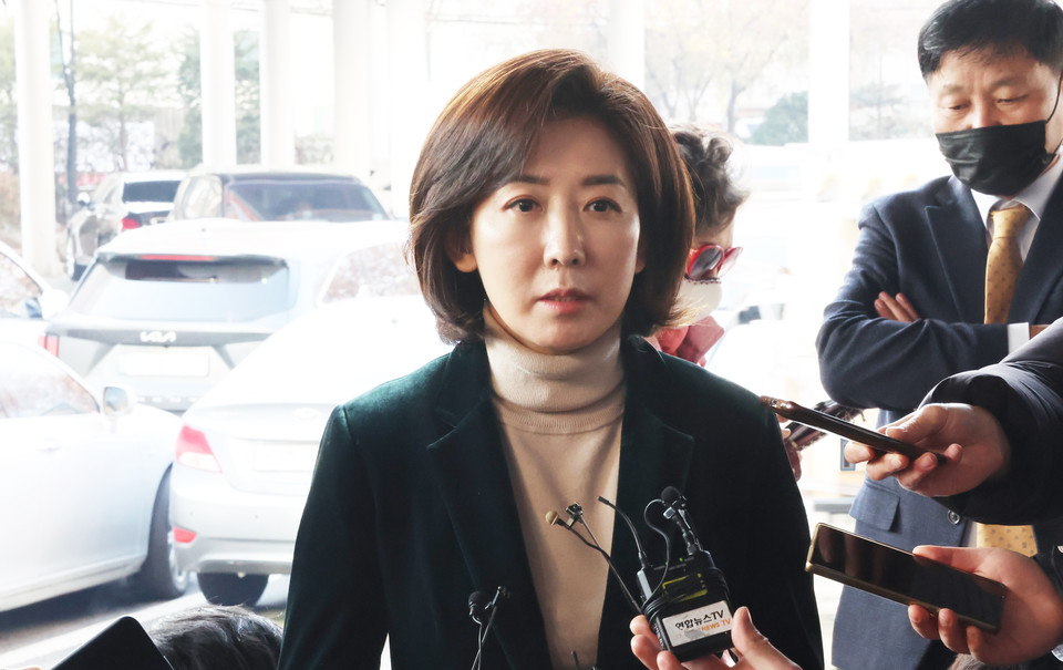 나경원 전 의원이 11일 서울 동작구청에서 열리는 신년인사회에 참석하며 기자들의 질문에 답하고 있다. 사진=연합뉴스