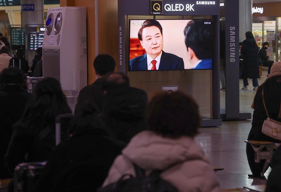 7일 오후 서울역 대합실에서 시민들이 KBS를 통해 녹화 방송되고 있는 윤석열 대통령의 특별 대담을 시청하고 있다. 사진=연합뉴스