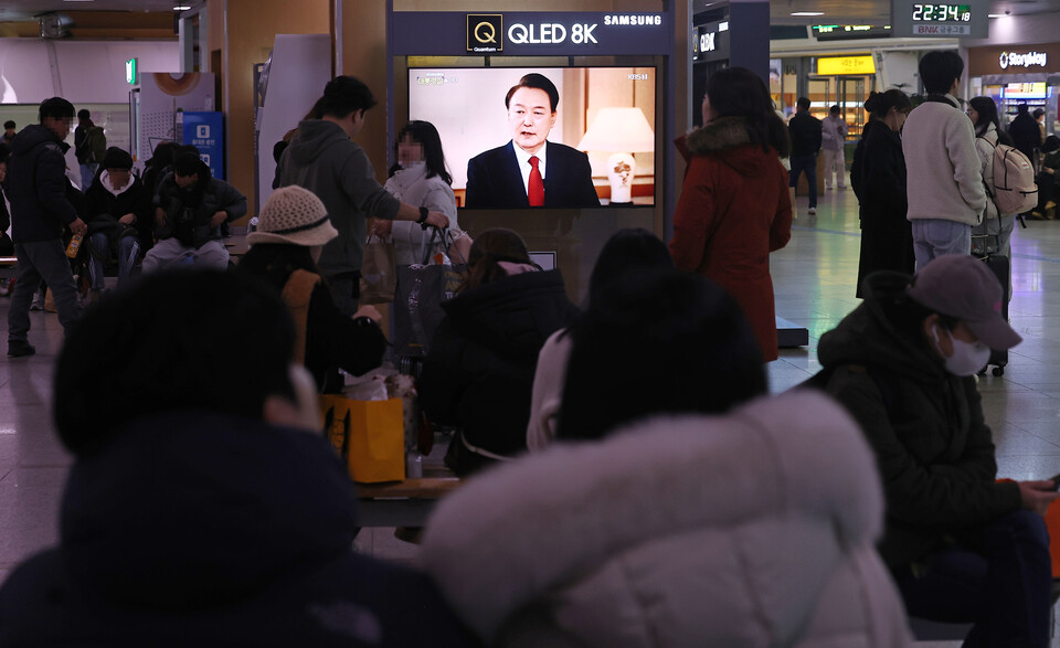 지난 7일 오후 서울역 대합실에서 시민들이 KBS를 통해 녹화 방송되고 있는 윤석열 대통령의 특별 대담을 시청하고 있다. 사진=연합뉴스