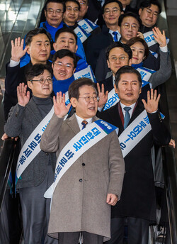 더불어민주당 이재명 대표가 8일 서울 용산구 용산역에서 설 귀성인사를 하고 있다. 사진=연합뉴스