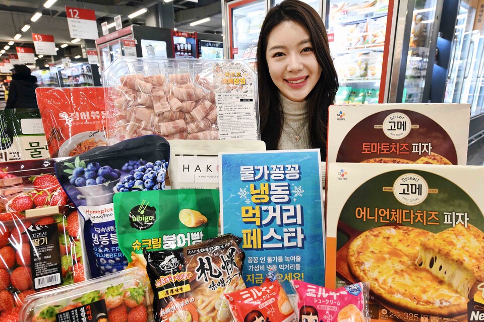 모델이 14일 서울 등촌동 ‘홈플러스 메가푸드마켓’ 강서점에서 ‘냉동 먹거리 페스타’ 행사를 소개하고 있다. 사진=홈플러스