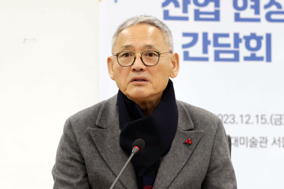 유인촌 문화체육관광부 장관이 지난해 12월 열린 OTT 산업현장 간담회에서 인사말을 하고 있다. 이날 간담회에는 최주희 티빙 대표, 이태현 웨이브 대표, 박태훈 왓챠 대표, 김성한 쿠팡플레이 대표가 참석했다. 사진=연합뉴스