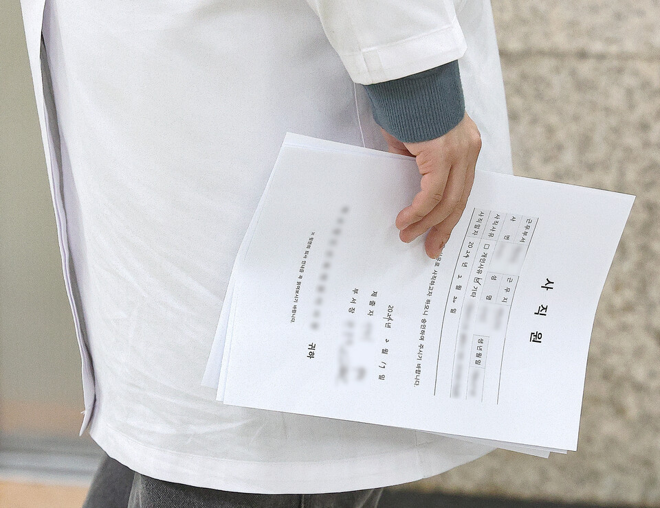 19일 대구 한 대학병원에서 전공의가 사직원을 들고 있다. 사진=연합뉴스