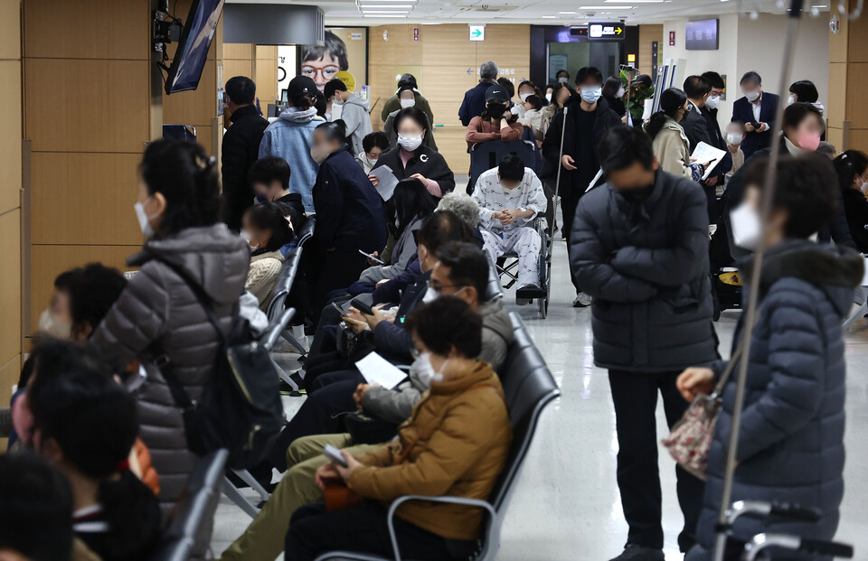 20일 오전 서울의 한 대학병원 진료실 앞이 진료를 보러온 환자들로 붐비고 있다. 사진=연합뉴스